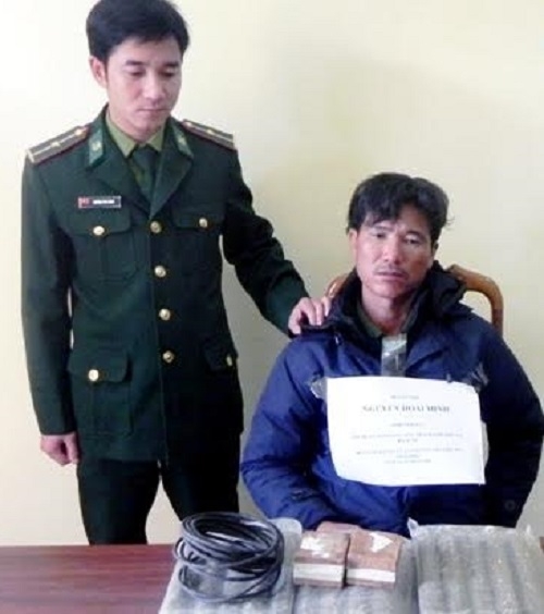 Đối tượng Nguyễn Ho&agrave;i Minh c&ugrave;ng to&agrave;n bộ tang vật.