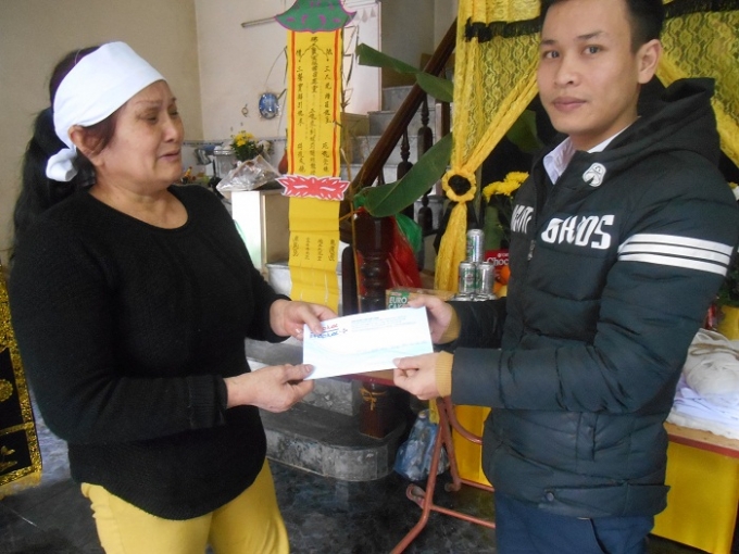 Ph&oacute;ng vi&ecirc;n Ph&aacute;p luật Plus Nguyễn Duy Khương đến chia buồn, trao hỗ trợ đến với gia đ&igrave;nh nạn nh&acirc;n&nbsp;Trần Việt Tiến.