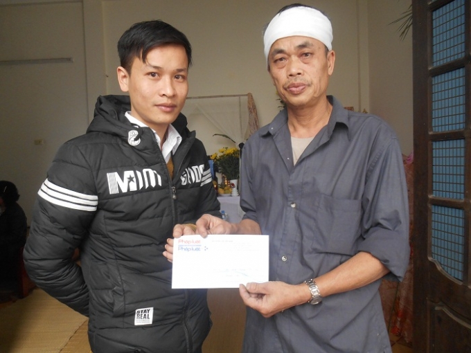 Đại diện Ph&aacute;p luật Plus đến chia buồn c&ugrave;ng gia đ&igrave;nh nạn nh&acirc;n&nbsp;Nguyễn Thị Ch&uacute;c.