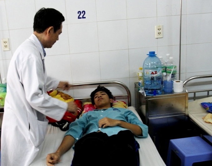 B&aacute;c sĩ đang theo d&otilde;i sức khỏe em Trường.