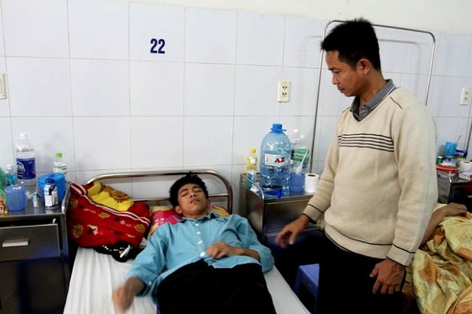 &Ocirc;ng Tin đang chăm s&oacute;c Trường tại bệnh viện.