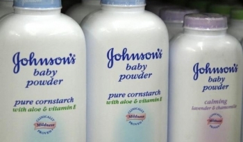 Johnson & Johnson có “né” trách nhiệm về phấn rôm gây ung thư