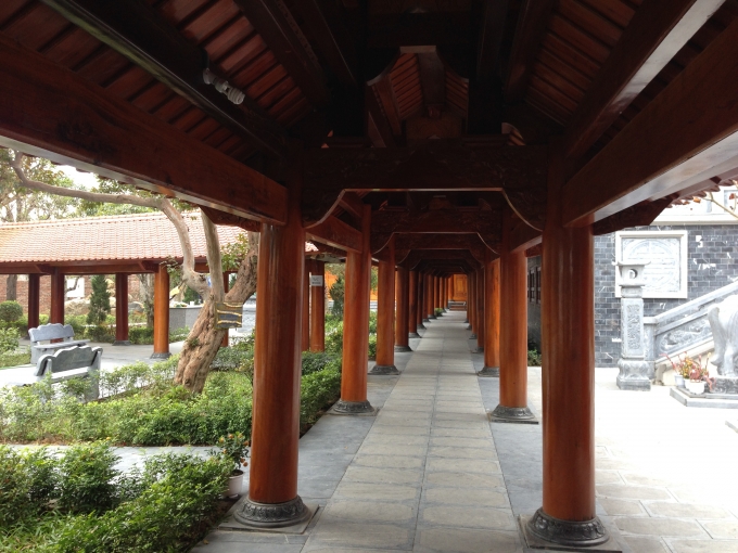 Lối đi d&agrave;nh cho du kh&aacute;ch, được thiết kế d&atilde;y nh&agrave; bằng gỗ qu&yacute; mang từ L&agrave;o về Việt Nam.