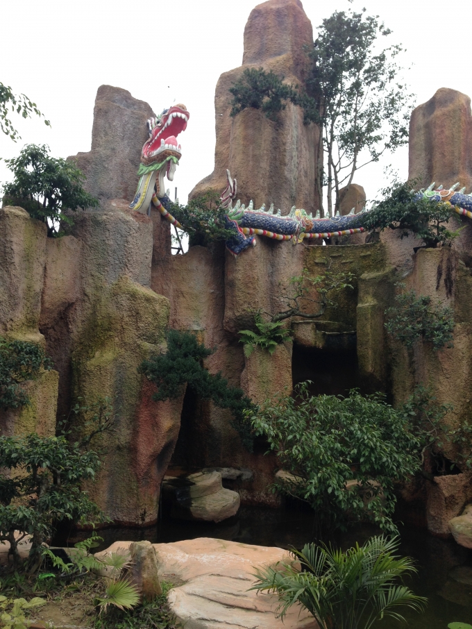 D&atilde;y n&uacute;i đ&aacute; nh&acirc;n tạo trong khu&ocirc;n vi&ecirc;n điện.