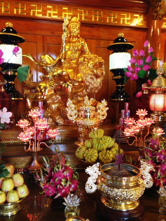 Những bức tượng trong Điện đều được đ&uacute;c bằng đồng nguy&ecirc;n khối, mạ v&agrave;ng 9999.