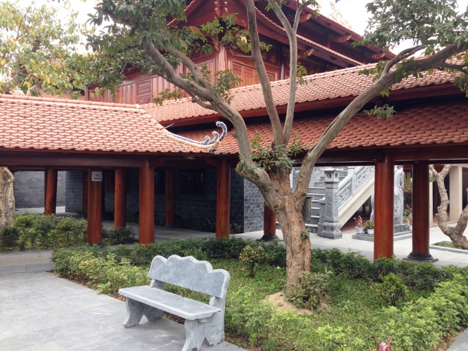 Với khu&ocirc;n vi&ecirc;n 5000 m2, điện thờ được bố tr&iacute; th&ocirc;ng tho&aacute;ng cho kh&aacute;ch tham quan chi&ecirc;m ngưỡng.