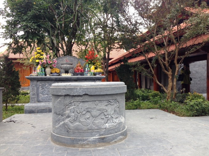 Giếng để kh&aacute;ch thập phương rửa đồ lễ, cũng được đ&uacute;c bằng đ&aacute; v&agrave; hoa văn tinh xảo.