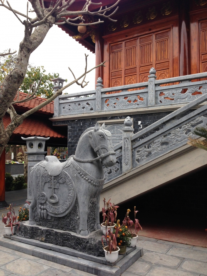 Ngựa đ&aacute; chầu hai b&ecirc;n ch&iacute;nh điện.