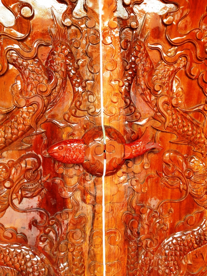 Cổng điện được c&agrave;i chốt h&igrave;nh con c&aacute; gỗ, n&eacute;t văn h&oacute;a lưu giữ từ bao đời của người d&acirc;n Nghệ Tĩnh.