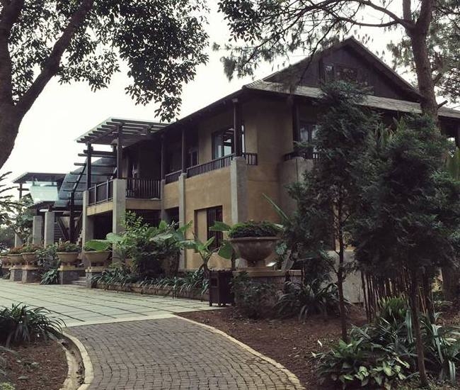 Được biết, khu resort n&agrave;y nằm ở độ cao 600 m (cốt 600) giữa Vườn Quốc gia Ba V&igrave;, Le Mont Bavi Resort&amp;amp;amp;Spa với h&agrave;ng chục kh&aacute;ch sạn, biệt thự, bể bơi...đang ở giai đoạn ho&agrave;n c&ocirc;ng, chuẩn bị ng&agrave;y kh&aacute;nh th&agrave;nh v&agrave; đ&oacute;n những du kh&aacute;ch đầu ti&ecirc;n.