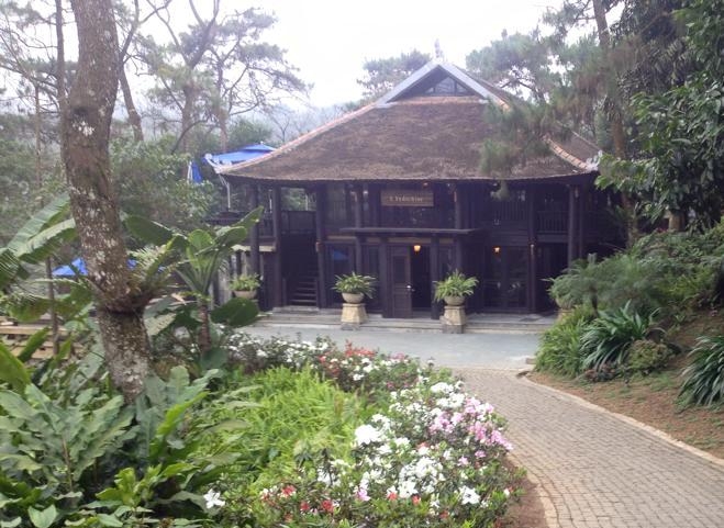 Le Mont Bavi Resort &amp;amp;amp; Spa &ndash; resort c&oacute; tất cả 13 khu nh&agrave; nghỉ dưỡng, phần lớn dựng bằng gỗ.