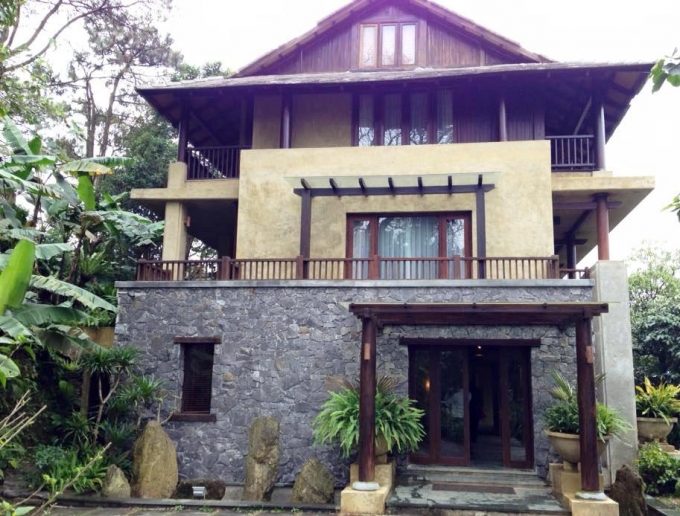 Tuy x&acirc;y dựng kh&ocirc;ng ph&eacute;p, quy hoạch chưa được duyệt. Nhưng du kh&aacute;ch kh&ocirc;ng kh&oacute; khi l&ecirc;n trang mạng Google.com để t&igrave;m ra khu resort n&agrave;y v&agrave; gi&aacute; thu&ecirc; ph&ograve;ng ở đ&acirc;y th&igrave; kh&ocirc;ng hề rẻ.