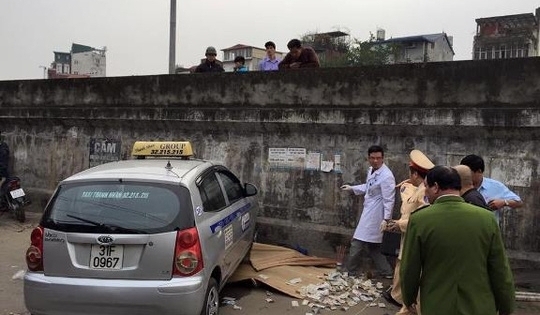 Cho cháu ăn trước nhà bị taxi tông, bà chết, cháu nguy kịch