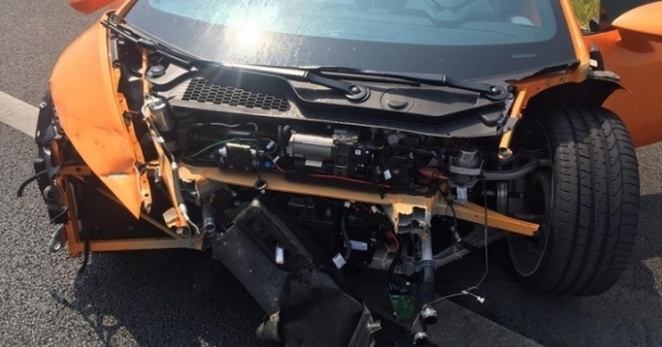 Siêu xe trị giá 13 tỷ gặp nạn trên cao tốc Long Thành