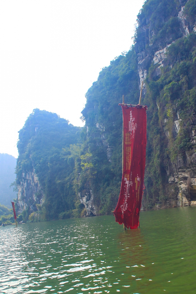 Những l&aacute; cờ với những k&yacute; tự&nbsp;đặc biệt.