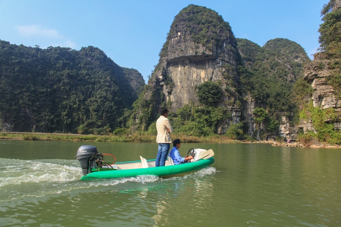 C&oacute; cả Ekip tuần tra hỗ trợ&nbsp;đo&agrave;n l&agrave;m phim