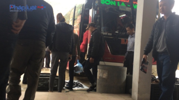 Chở qu&aacute; số người, xe kh&aacute;ch vẫn &ldquo;lọt&rdquo; Trạm CSGT H&ograve;a B&igrave;nh, Sơn La