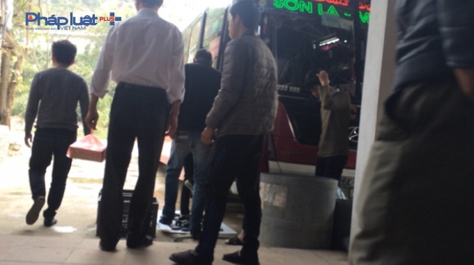 Sau khi nghỉ ngơi, ăn trưa gần 60 h&agrave;nh kh&aacute;ch lại l&ecirc;n xe tiếp tục h&agrave;nh tr&igrave;nh về TP Sơn La.  (Ảnh: Đ&igrave;nh Quyết).