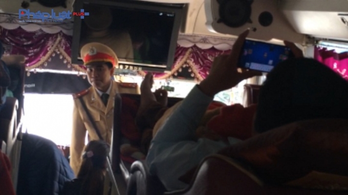 Chiến sỹ CSGT thuộc ph&ograve;ng CSGT - C&ocirc;ng an tỉnh H&ograve;a B&igrave;nh dừng xe kiểm tra. (Ảnh: Đ&igrave;nh Quyết)