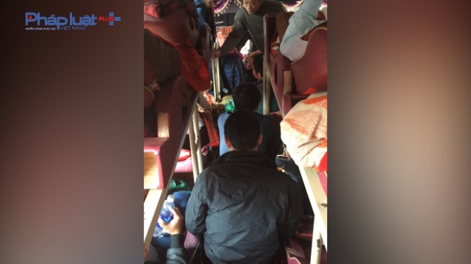 Sau khi bị lực lượng CSGT tỉnh H&ograve;a B&igrave;nh kiểm tra nh&agrave; xe S. vẫn ngang nhi&ecirc;n bắt kh&aacute;ch, một người đ&agrave;n &ocirc;ng l&ecirc;n xe.(Ảnh: Đ&igrave;nh Quyết)