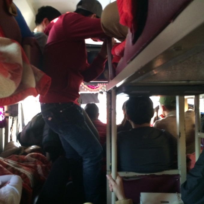 Hơn 10 h&agrave;nh kh&aacute;ch được chuyển từ xe kh&aacute;c sang xe S. người đứng, người ngồi.   (Ảnh: Đ&igrave;nh Quyết).