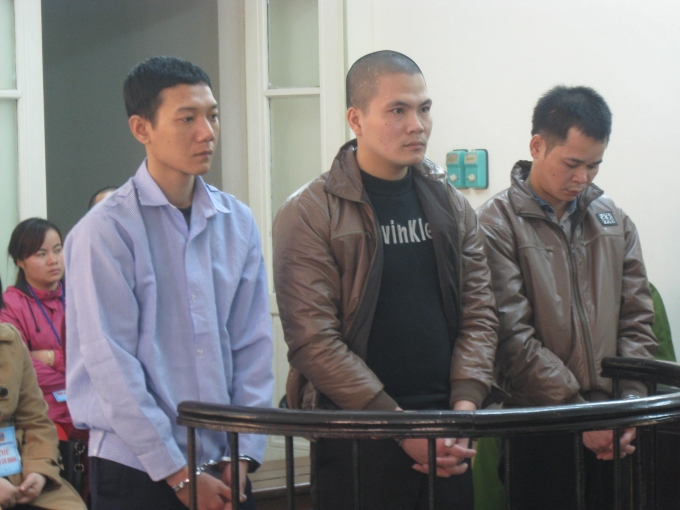 Ba bị c&aacute;o trước v&agrave;nh m&oacute;ng ngựa.