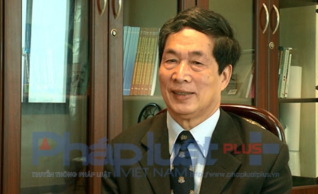 PGS.TS Nghi&ecirc;m Đ&igrave;nh Vỳ - Hội Gi&aacute;o dục Lịch sử Việt Nam trao đổi c&ugrave;ng ph&oacute;ng vi&ecirc;n. Ảnh: L.B