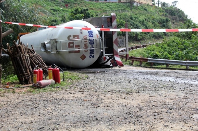 Hiện trường chiếc xe chở bồn gas bị lật tr&ecirc;n đường đ&egrave;o Hải V&acirc;n trưa 4/3.