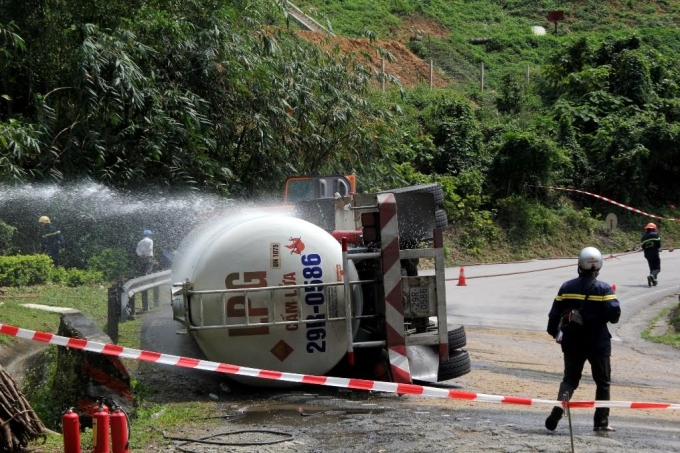 Lực lượng chức năng tiến h&agrave;nh phun xịt nước xe gas để tr&aacute;nh xảy ra ch&aacute;y nổ.