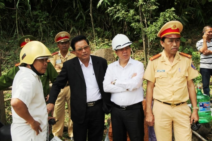 B&iacute; thư Quận ủy Li&ecirc;n Chiểu &ocirc;ng V&otilde; C&ocirc;ng Ch&aacute;nh (&aacute;o trắng thứ 2 từ phải qua) c&ugrave;ng Chủ tịch UBND quận Li&ecirc;n Chiểu Dương Th&agrave;nh Thị (&aacute;o vest) đ&atilde; c&oacute; mặt tại hiện trường chỉ đạo c&aacute;c lực lượng chức năng cứu hộ, cứu nạn.