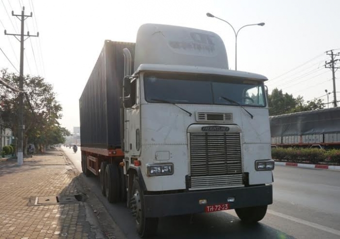 Một trong 2 xe biển đỏ giả bị c&ocirc;ng an tạm giữ.