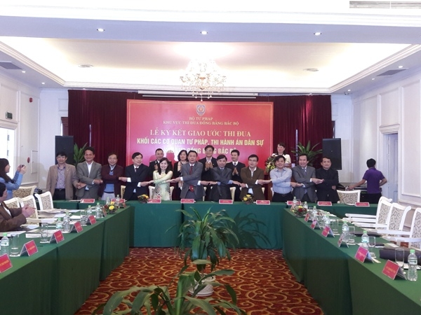 L&atilde;nh đạo Sở Tư ph&aacute;p của 11 tỉnh, th&agrave;nh phố k&yacute; giao ước thi đua.