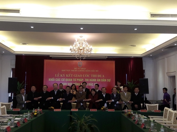 L&atilde;nh đạo Cục THADS của 11 tỉnh, th&agrave;nh phố k&yacute; giao ước thi đua.
