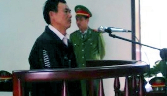 Bố đẻ chém chết con ruột, phi tang xác xuống mương