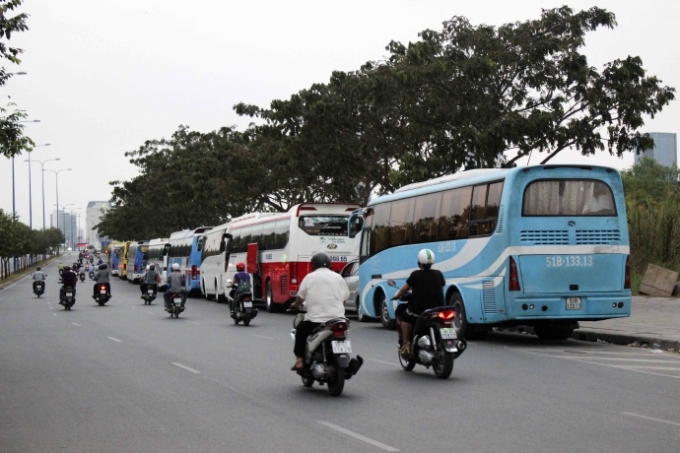 Một đo&agrave;n xe đậu d&agrave;i tr&ecirc;n đường Mai Ch&iacute; Thọ.