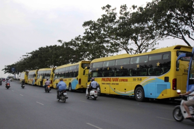 Nh&agrave; xe Phương Nam cũng đậu th&agrave;nh h&agrave;ng d&agrave;i chờ đ&oacute;n kh&aacute;ch.