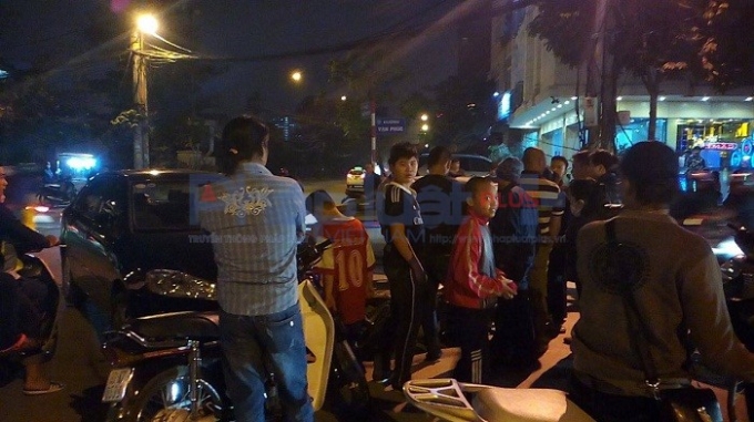 Rất đ&ocirc;ng người tham gia giao th&ocirc;ng dừng lại l&agrave;m cho giao th&ocirc;ng tại đoạn ng&atilde; tư n&agrave;y &ugrave;n tắc.