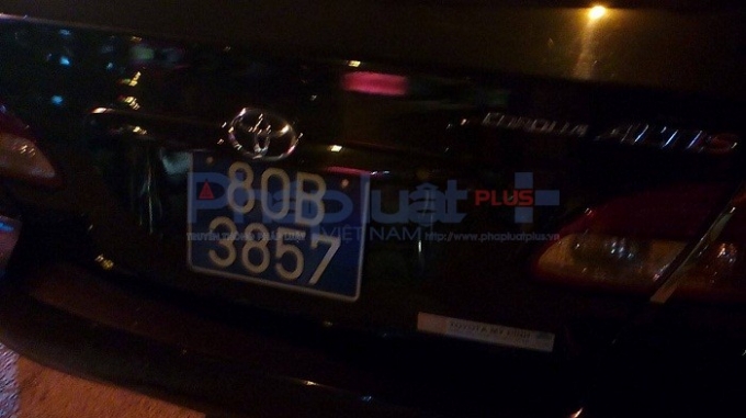 Chiếc xe &ocirc; t&ocirc; biển xanh bị chiếc xe m&aacute;y đ&acirc;m n&aacute;t phần đầu.