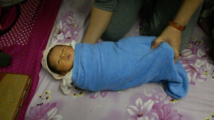 Em b&eacute; khoảng 2 -3 ng&agrave;y tuổi, nặng 3kg.&nbsp;