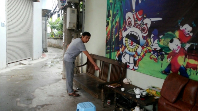 Ch&aacute;u b&eacute; bị bỏ rơi tr&ecirc;n chiếc ghế trước cửa nh&agrave; anh Lưu Văn H&ugrave;ng.