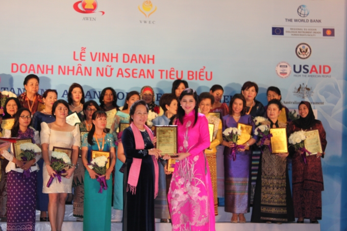 &nbsp; &nbsp; &nbsp; &nbsp; Ph&oacute; chủ tịch nước Nguyễn Thị Doan trao Bảng vinh danh cho&nbsp;doanh nh&acirc;n ti&ecirc;u biểu L&ecirc; Hồng Thủy Ti&ecirc;n của Việt Nam.&nbsp;