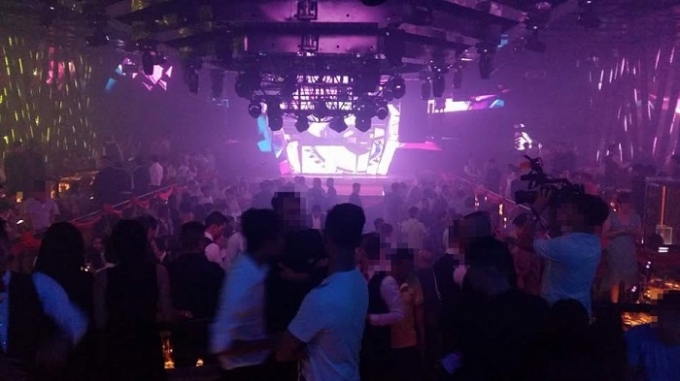 Độc quyền: H&agrave;ng trăm d&acirc;n chơi bị kiểm tra tại Bar 212 Nguyễn Tr&atilde;i