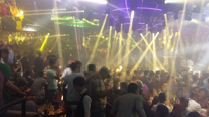 Độc quyền: H&agrave;ng trăm d&acirc;n chơi bị kiểm tra tại Bar 212 Nguyễn Tr&atilde;i