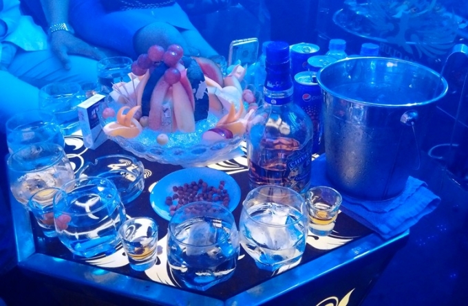 Nhiều loại rượu mạnh được bar phục vụ để tăng độ &ldquo;ph&ecirc;&rdquo; cho d&acirc;n chơi.