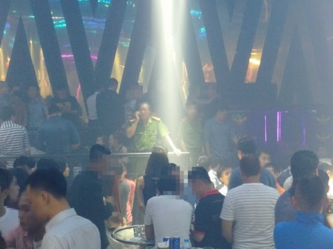 Cơ quan chức năng đang tiến h&agrave;nh kiểm tra  tại Bar 212 Nguyễn Tr&atilde;i v&agrave;o tối ng&agrave;y&nbsp;4/3.
