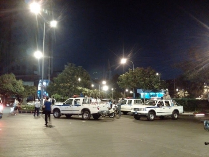 Rất nhiều c&ocirc;ng an v&agrave; xe đặc chủng được điều đến để tiến h&agrave;nh kiểm tra  h&agrave;nh ch&iacute;nh Bar 212 Nguyễn Tr&atilde;i.