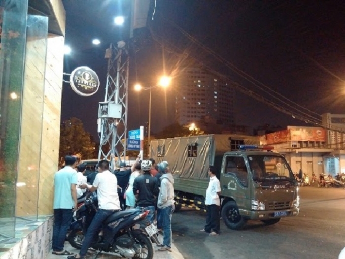 Độc quyền: H&agrave;ng trăm d&acirc;n chơi bị kiểm tra tại Bar 212 Nguyễn Tr&atilde;i