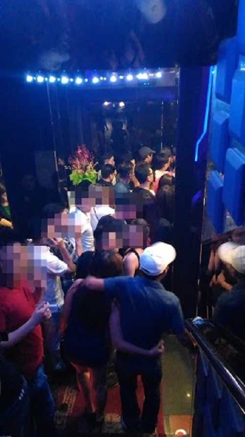 Ngay sau khi tiếng nhạc bị bắt v&agrave; đ&egrave;n được bật s&aacute;ng, nhiều kh&aacute;ch chơi đ&atilde; &ugrave;n &ugrave;n k&eacute;o ra&nbsp;cửa. Tuy nhi&ecirc;n, lối ra v&agrave;o cũng đ&atilde; bị c&aacute;c lực lượng chức năng kiểm so&aacute;t