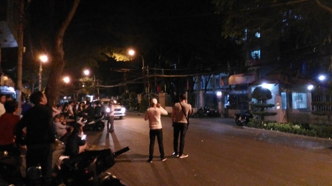 Rất nhiều &ldquo;chiến hữu&rdquo; đ&atilde; k&eacute;o về cổng trụ sở C&ocirc;ng an Quận 1&nbsp;để chờ đ&oacute;n &ldquo;đồng đội&rdquo; trở về&nbsp;sau khi tiến h&agrave;nh x&eacute;t nghiệm nước tiểu.