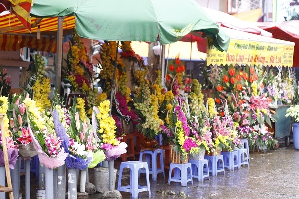 Những b&oacute; hoa đ&atilde; được t&acirc;n trang đẹp đẽ được b&agrave;y b&aacute;n tại c&aacute;c sạp h&agrave;ng tr&ecirc;n c&aacute;c con phố rất bắt mắt.